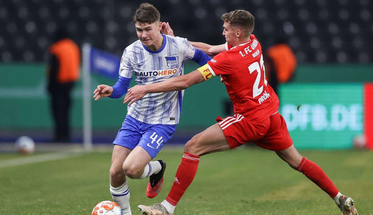 Herthas Linus Gechter und Unions Grischa Prömel im Zweikampf um den Ball.