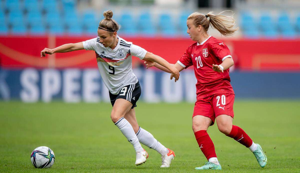 Das erste Aufeinandertreffen mit Serbien in der WM-Qualifikation gewann Deutschland (l.: Svenja Huth) mit 5:1.