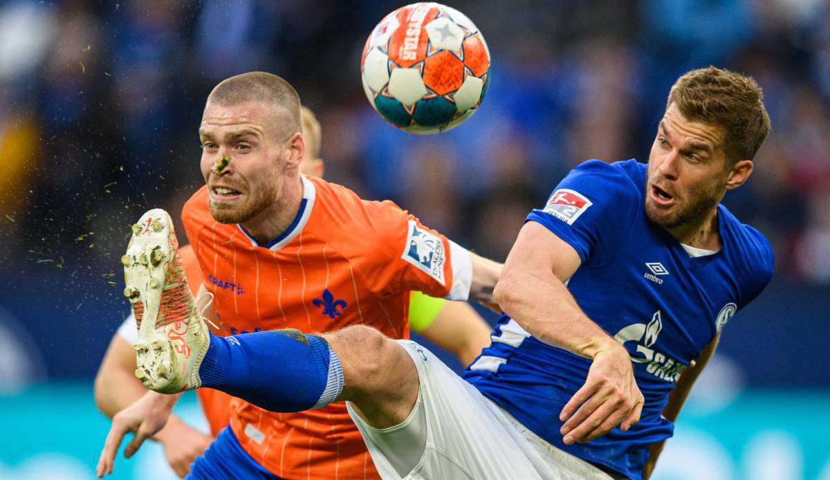 Darmstadt 98 und Schalke 04 (blau) werden sich heute sicherlich einen heißen Kampf im Aufstiegsrennen liefern.