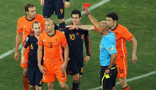 Die Krönung der Karten-Festspiele: Schiri Howard Webb (r.) stellt John Heitinga (M.) vom Platz