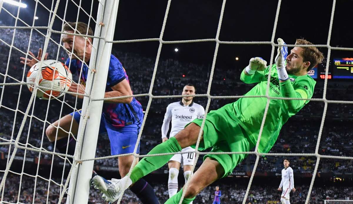 Kevin Trapp zog mit der Eintracht im Camp Nou ins Halbfinale der Europa League ein