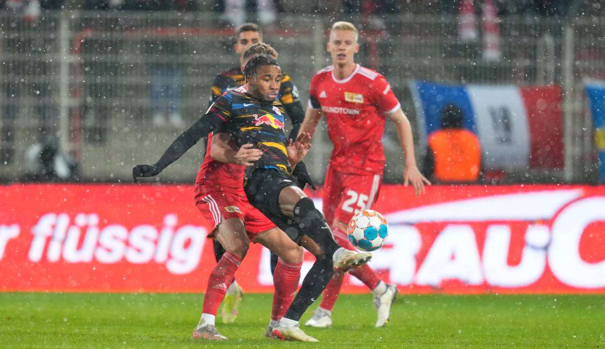 Leipzigs Christopher Nkunku im Mittelfeldduell gegen Union.