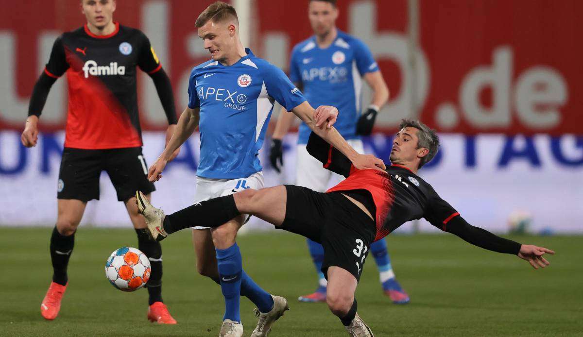 Der Rostocker Svante Ingelsson im Duell mit Fin Bartels beim 3:2-Sieg im Samstagsabendspiel gegen Holstein Kiel.