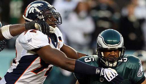 Elvis Dumervil (l.) hat in Louisville College Football gespielt