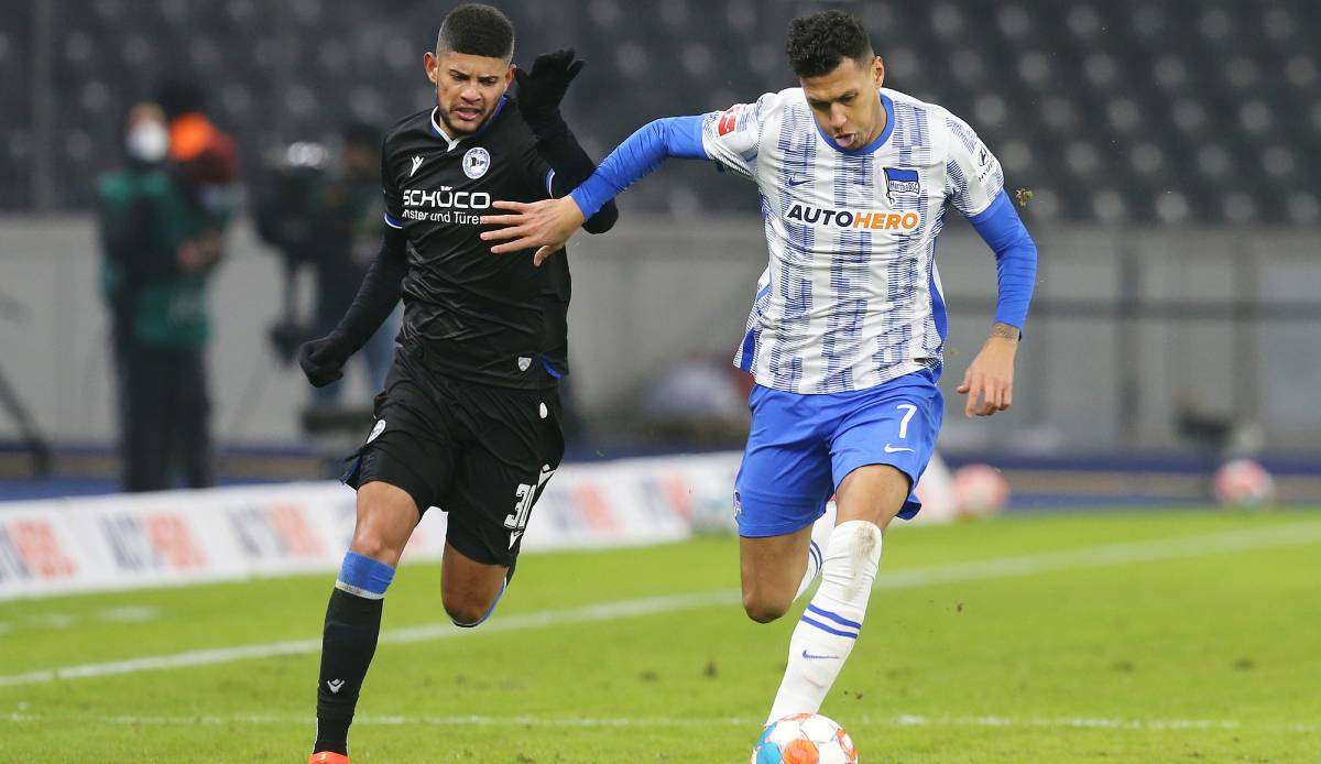 Herthas Torschütze im Hinspiel: Davie Selke im Laufduell um den Ball gegen Bielefelds Andres Andrade.
