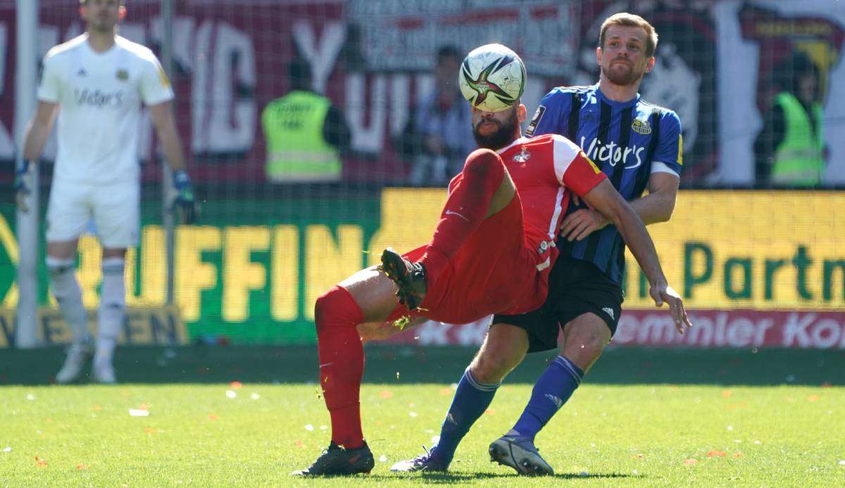 Lauterns Stürmer Terrence Anthony Boyd im Zweikampf mit dem Saarbrückener Manuel Zeitz.