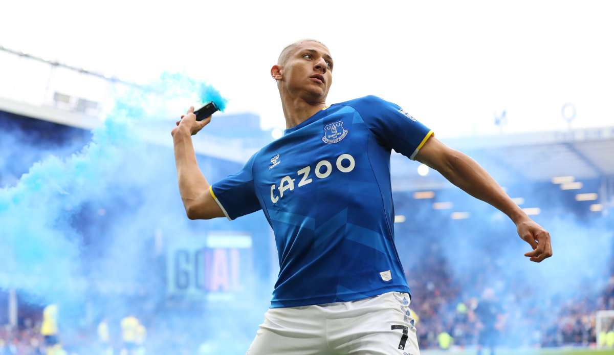 Richarlison nahm gegen Chelsea nach seinem Treffer eine Pyro-Fackel auf und warf sie zurück auf die Ränge.