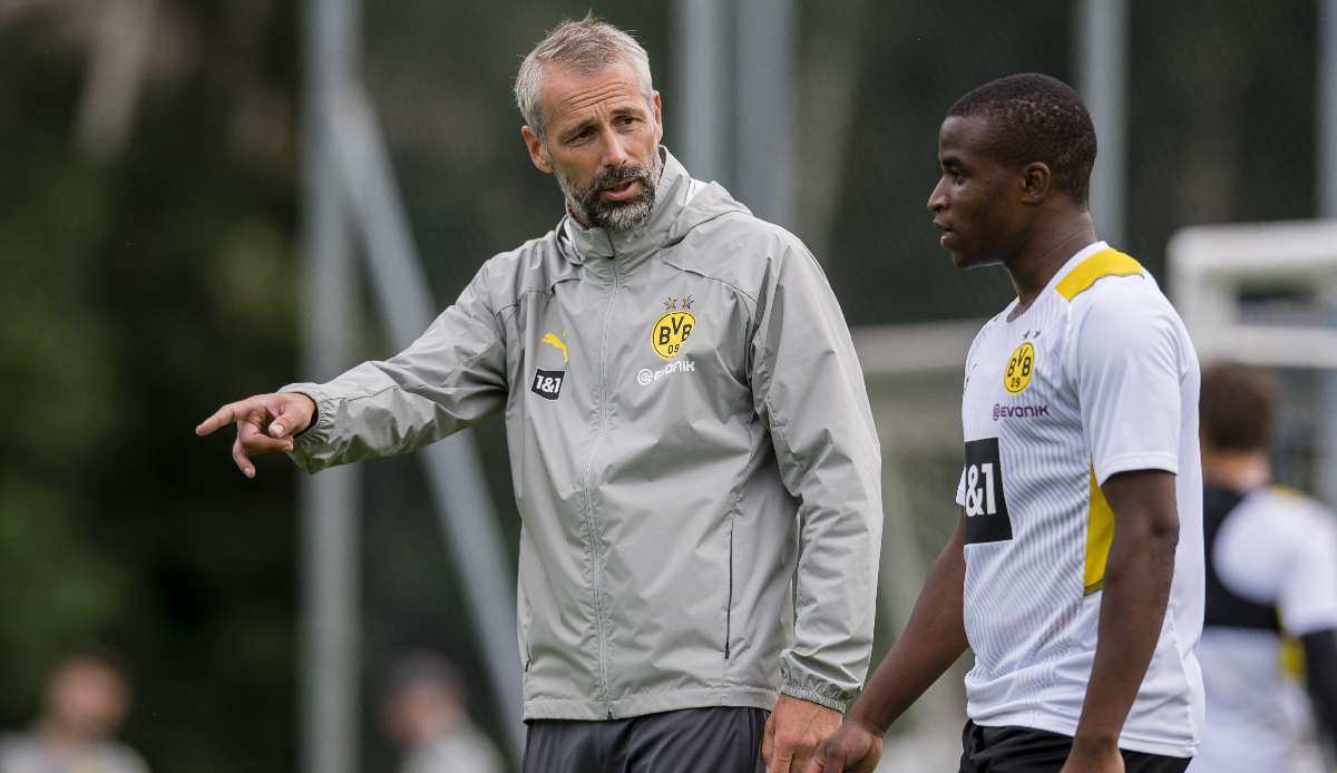 Marco Rose (l.) hat Youssoufa Moukoko bei einer Pressekonferenz in den Schutz genommen.