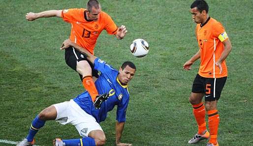 Andre Ooijer (l.) kam bei der WM in Südafrika im Viertelfinale gegen Brasilien zum Einsatz.