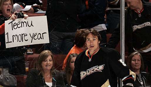 In der letzten Saison flehten die Ducks-Fans ihr Idol Teemu Selänne förmlich an weiterzumachen