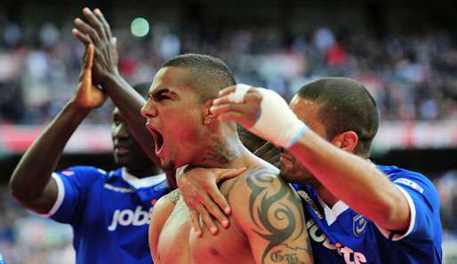 Kevin-Prince Boateng (M.) spielte seit 2009 für den FC Portsmouth