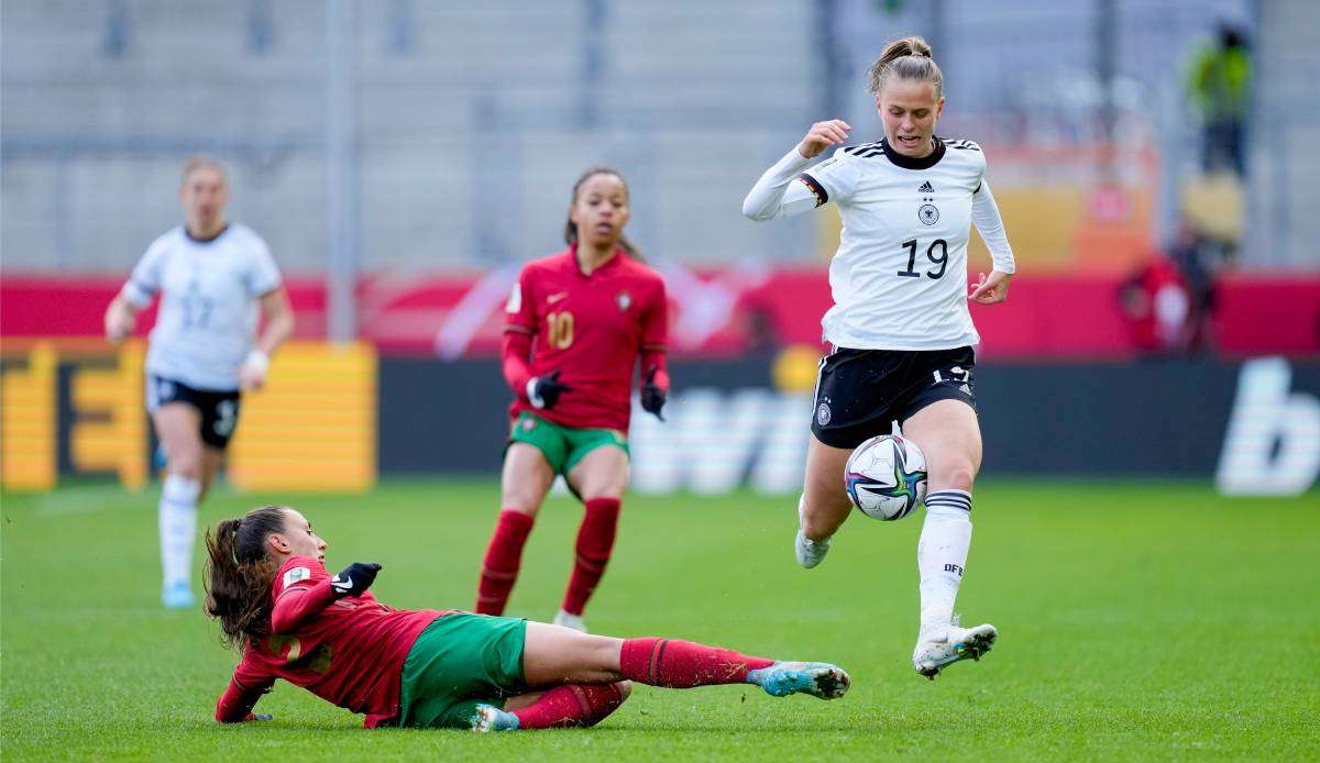 Deutschlands Nationalspielerin Klara Bühl zieht an Portugals Catarina Amado vorbei.