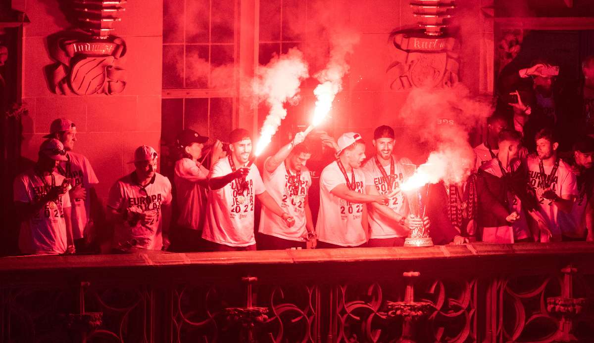 Die Polizei ermittelt gegen mehrere Spieler von Eintracht Frankfurt  wegen des Abbrennens von Leuchtfackeln.