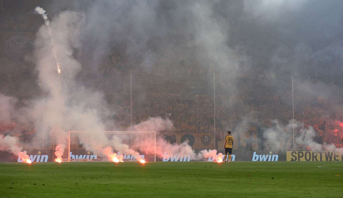 Die Anhänger von Dynamo Dresden ließen ihrem Frust nach dem 0:2 gegen den FCK freien Lauf.