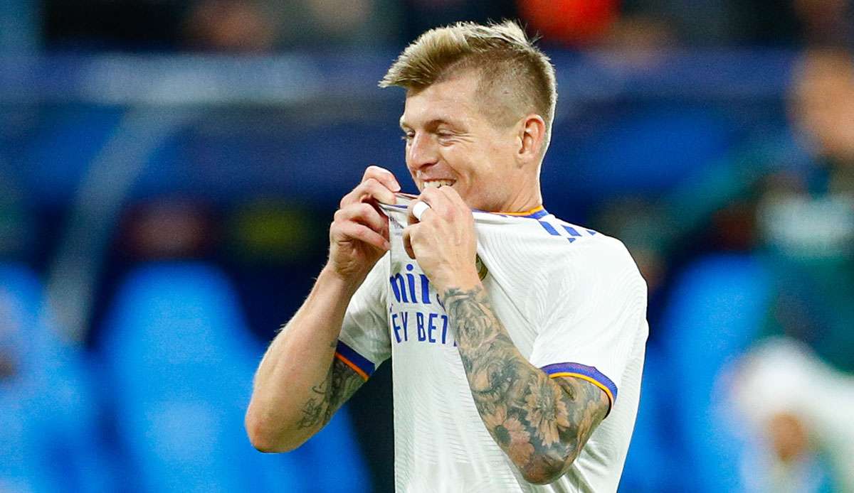 Toni Kroos hat mit Bruder Felix via Twitter über sein denkwürdiges Interview nach dem Finalsieg mit Real Madrid in der Champions League gescherzt.