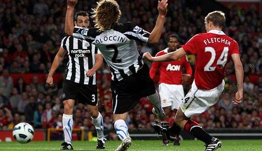 Darren Fletcher (r.) erzielt hier gegen Coloccini das 2:0 für United