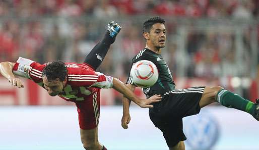 Wie beim Ballett: Bayerns Mark van Bommel (l.) und der Wolfsburger Josue