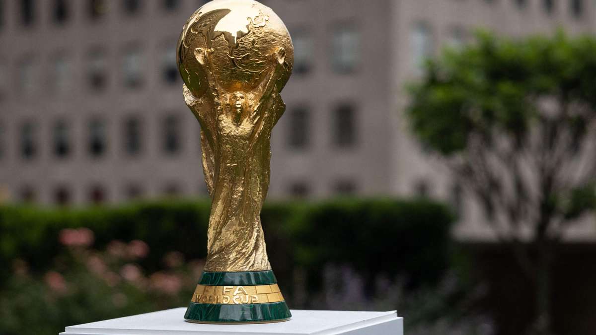 Der Fußball-Weltmeister bekommt die FIFA World Cup Winners' Trophy überreicht.