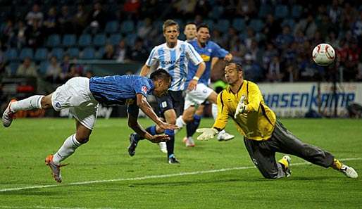 Bochums Chong These (l.) bei seinem Treffer zum 2:1: Der Nordkoreaner war der Matchwinner