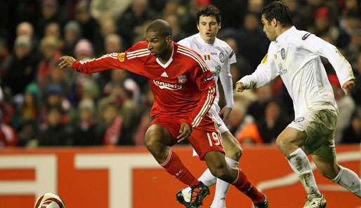 Der Niederländer Ryan Babel (M.) spielt seit 2007 an der Anfield Road