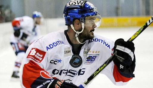 Volle Konzentration: Jeff Friesen von den Eisbären in Aktion