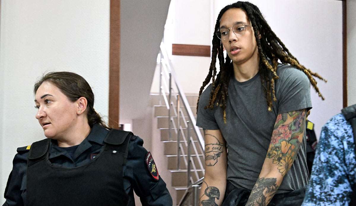 Brittney Griner wird in Handschellen zu einer Anhörung vor Gericht in Chimki nahe Moskau vorgeführt.