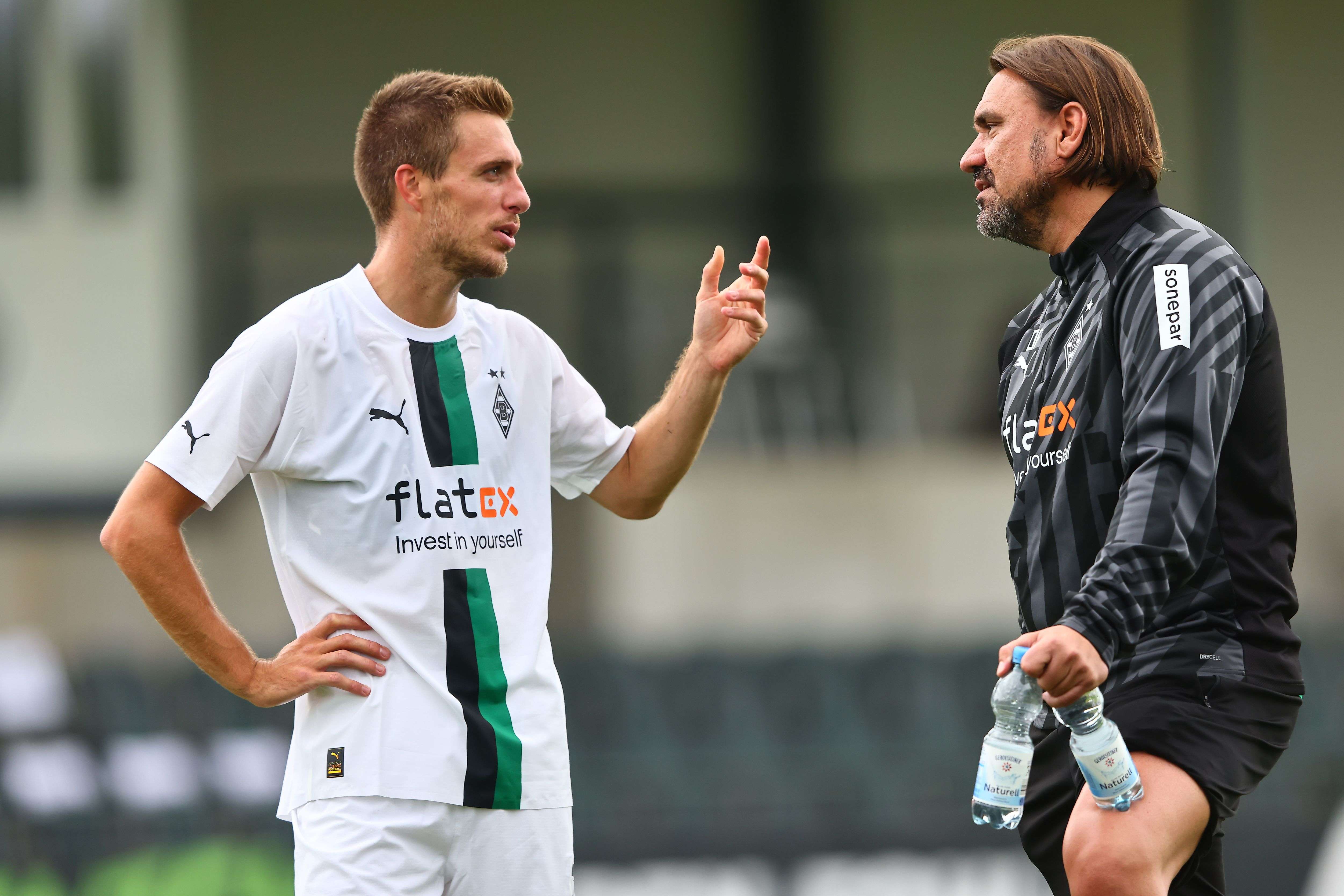 Gladbach-Urgestein Patrick Herrmann (l.) im Gespräch mit dem neuen Trainer, Daniel Farke.