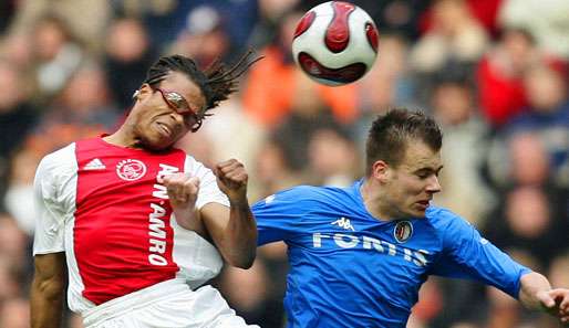 Edgar Davids (l.) feiert nach zweijähriger Pause sein Comeback