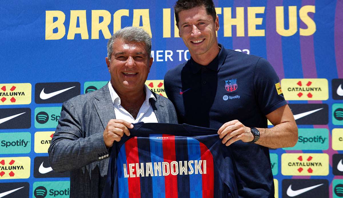 Barcelona-Präsident Joan Laporta (l.) präsentiert stolz seinen Königstransfer Robert Lewandowski.