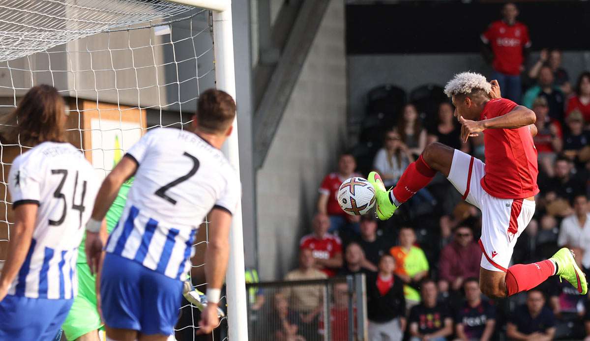 Lyle Taylor erzielt das 1:0 für Nottingham Forest gegen Hertha BSC.