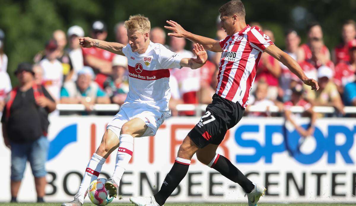 Stuttgarts Chris Führich im Zweikampf mit Brentfords Vitaly Janelt beim Testspiel des VfB.