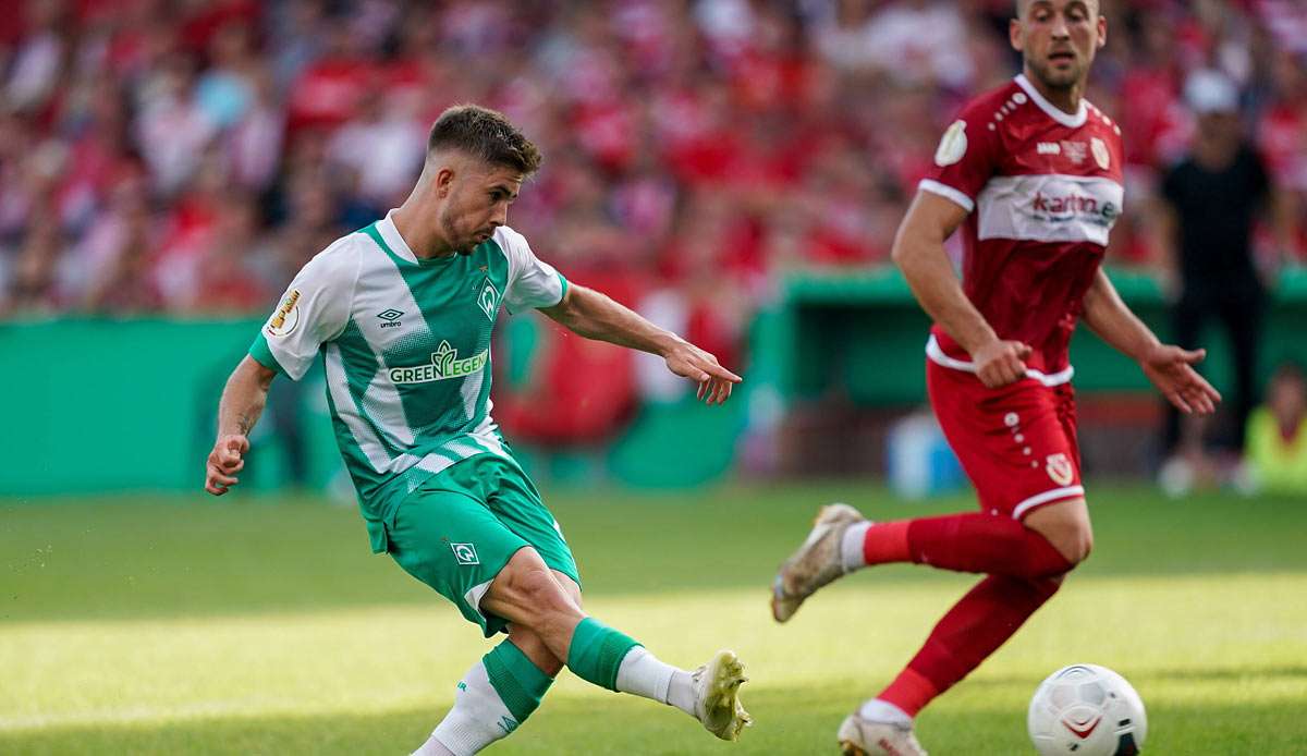 Werders Romano Schmid schiebt überlegt zum 1:0 für die Bremer in Cottbus ein.