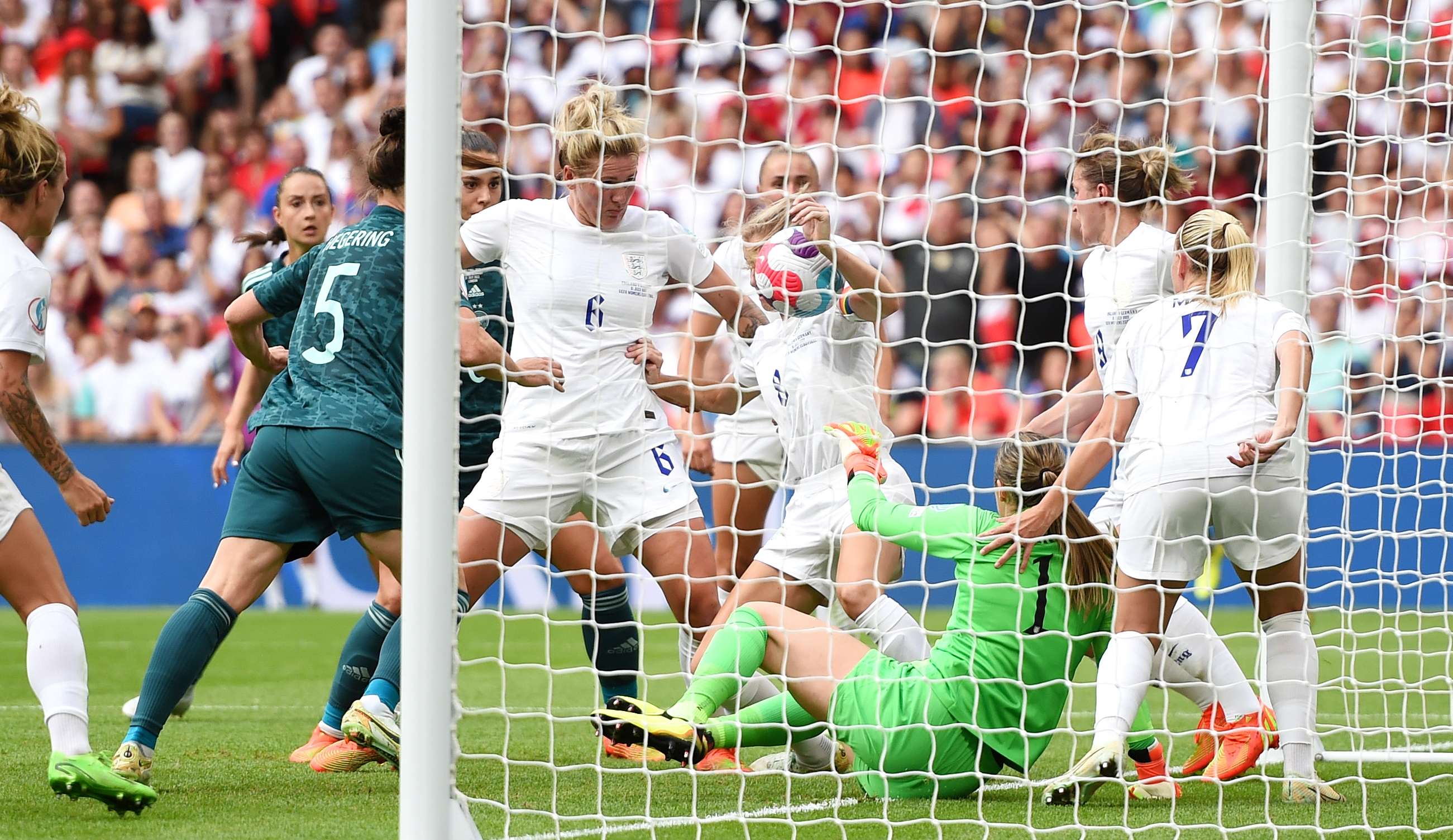 Der ehemaligen Spitzenschiedsrichter und heutige Schiedsrichter-Experte Urs Meier ist sauer über den fehlenden Handelfmeter für die deutsche Nationalmannschaft im EM-Finale der Frauen.