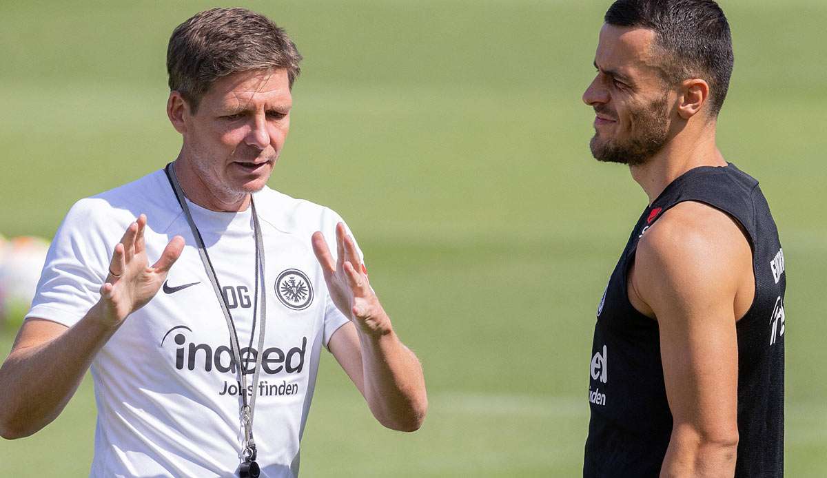 Frankfurt-Trainer Oliver Glasner (l.) und Filip Kostic während einer Trainingseinheit in Frankfurt am 29. Juli.