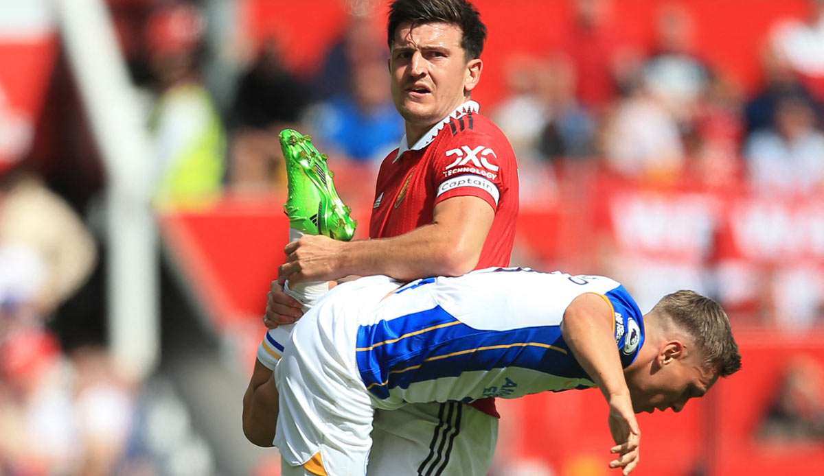 Harry Maguire packt beherzt bei Leandro Trossard von Brighton & Hove Albion zu. United unterlag dem Außenseiter beim Saisonstart im eigenen Stadion mit 1:2.