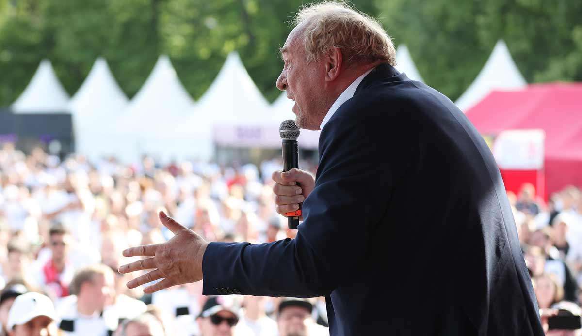 Peter Fischer hat sich auf dem Fanfest der Frankfurter mit einem SGE-Anhänger angelegt.