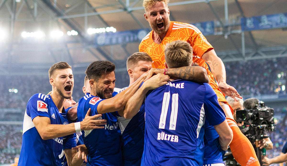 Alle auf Bülter! Schalkes Nr. 11 behielt in der Nachspielzeit die Nerven und traf vom Elfmeterpunkt zum 2:2 gegen Gladbach.