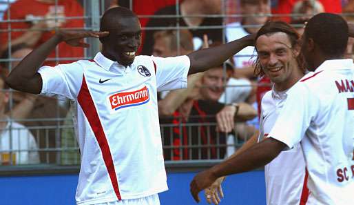 Papiss Cisse (l.) erzielte am ersten Spieltag den einzigen Treffer für den SC Freiburg