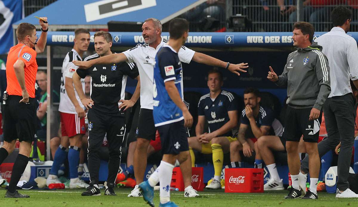 Schiedsrichter Robert Schröder (l.) zeigt HSV-Sport-Vorstand Jonas Boldt, der auf den Platz gestürmt war, die Rote Karte.