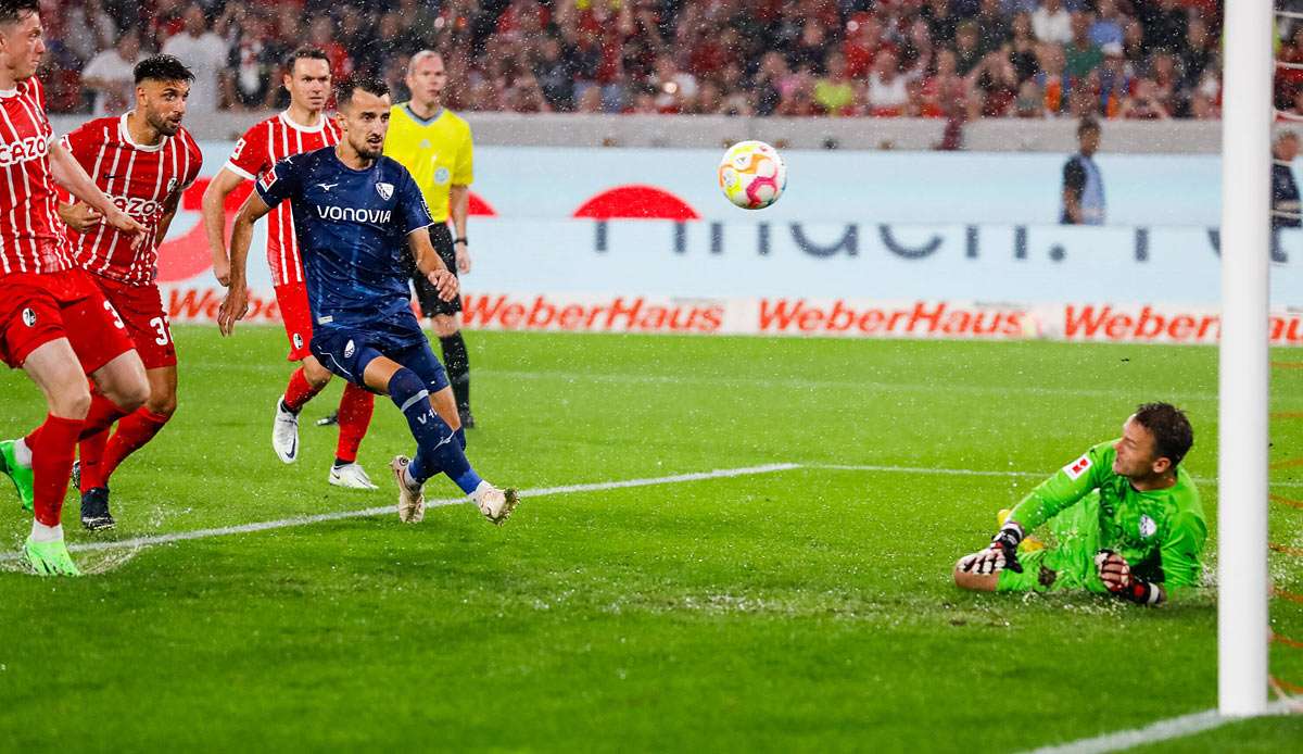 Vincenzo Grifo (2.v.l.) gelang im zweiten Nachschuss nach seinem von Manuel Riemann gehaltenen Elfmeter das Tor zum 1:0 für Freiburg.