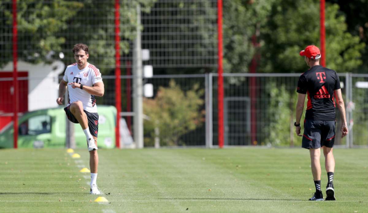 Leon Goretzka (l.) wurde im Juli am Knie operiert.