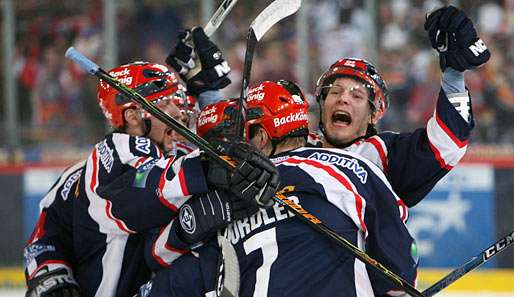 Florian Busch (r.) spielt seit 2002 für die Eisbären Berlin