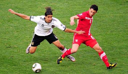 Gojko Kacar (r.) traf bei der WM 2010 auf Deutschland mit Sami Khedira