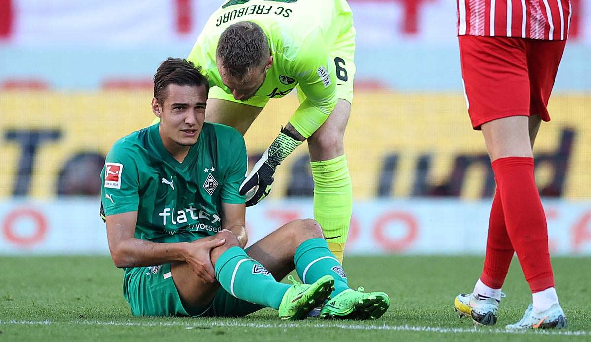 Sonntag in Freiburg: SC-Keeper Mark Flekken kümmert sich um den verletzten Gladbach Florian Neuhaus.