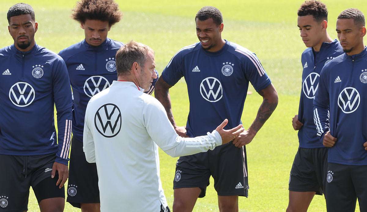 Hansi Flick und die deutsche Nationalmannschaft im Juni im Trainingslager in Herzogenaurach.