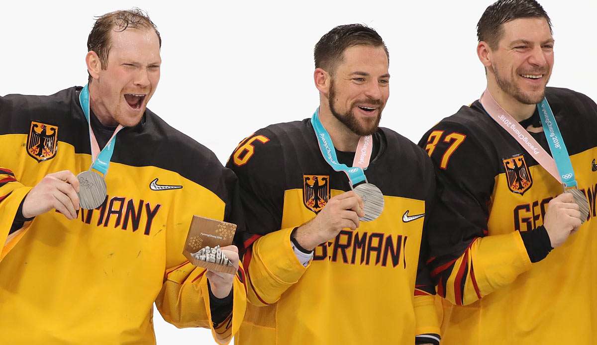 Yannic Seidenberg (M.) feiert mit Danny aus den Birken (l.) und Patrick Reimer Silber bei Olympia 2018.