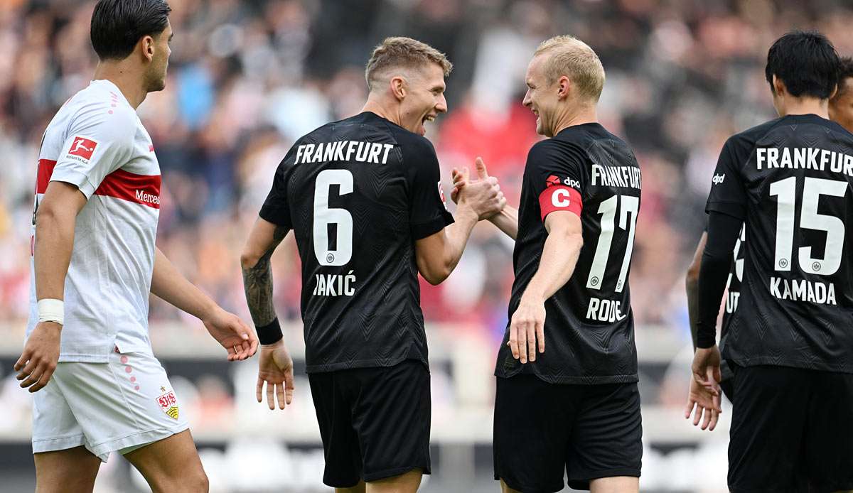 Gratulation an Kapitän Sebastian Rode (2.v.r.), der das 1:0 für Frankfurt in Stuttgart erzielte.