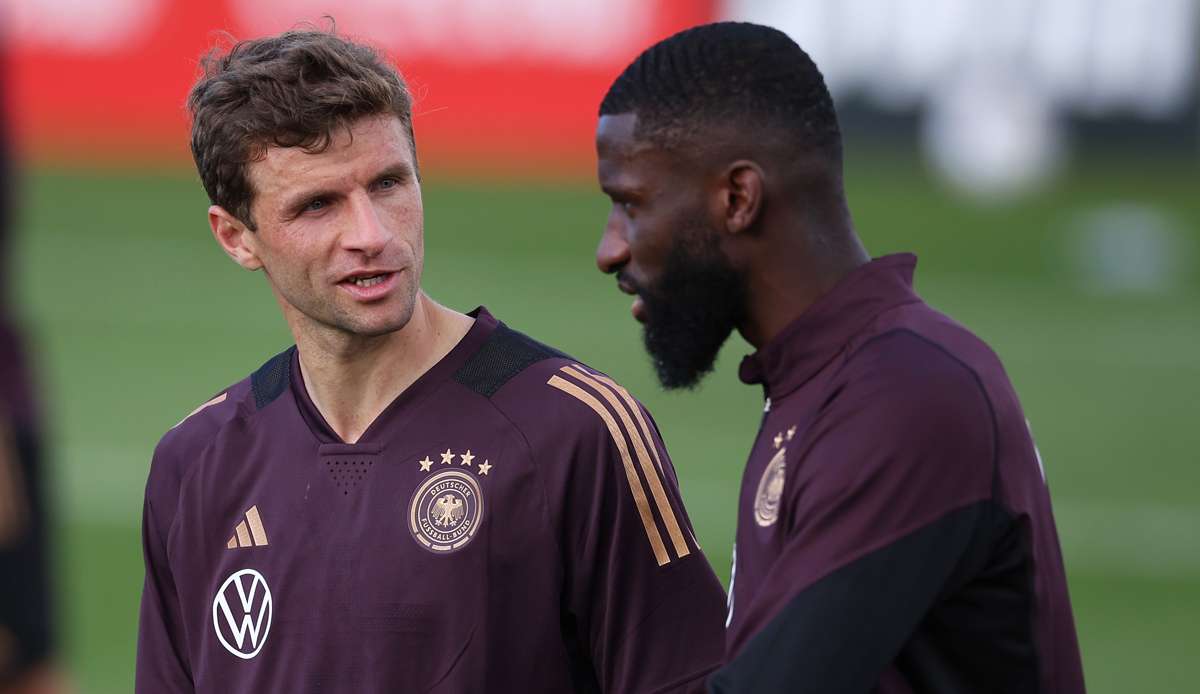 Nationalspieler Antonio Rüdiger (r.) sieht die WM-Vergabe nach Katar kritisch.