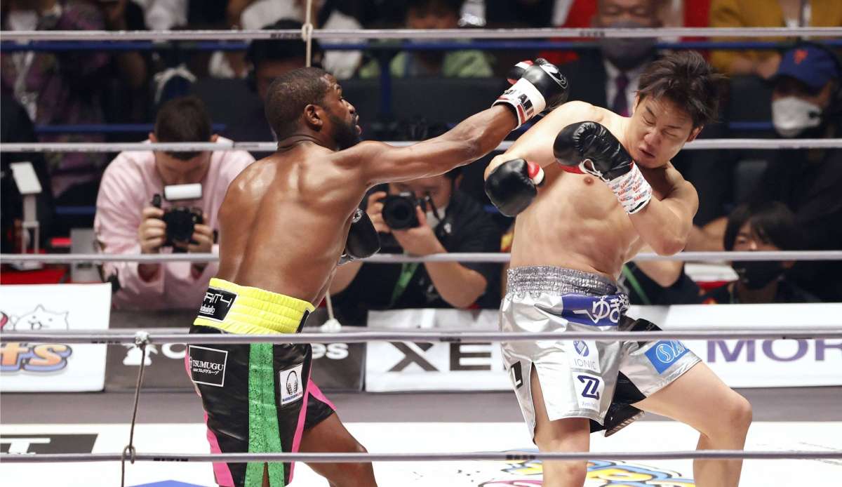 Floyd Mayweather gewinnt einen einen Showkampf in Japan.