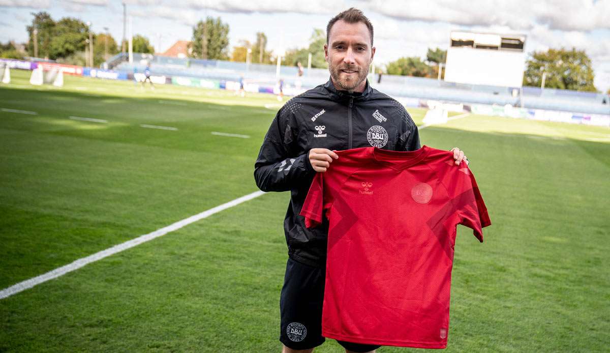 Christian Eriksen mit dem dänischen WM-Trikot. Das Logo von Ausrüster Hummel ist fast nicht zu erkennen.